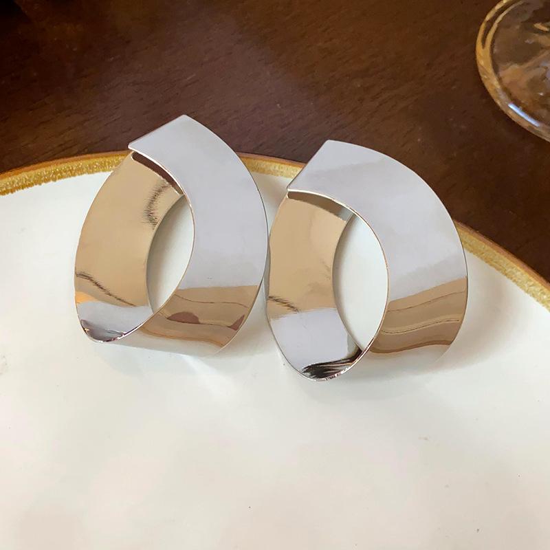 

Steel needles, water droplets, exaggerated stud earrings, personalized fashion, cold wind earrings, unique autumn and winter design earrings, women