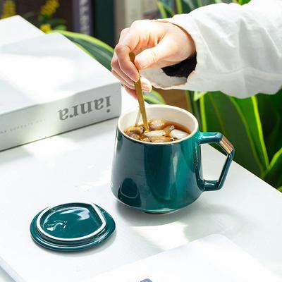 400 ml leichter Luxus-Keramikbecher im europäischen Stil mit Goldbemalung, grüne Kaffeetasse mit Deckel und Löffel, Milchtasse, Urlaubsgeschenke für Paare