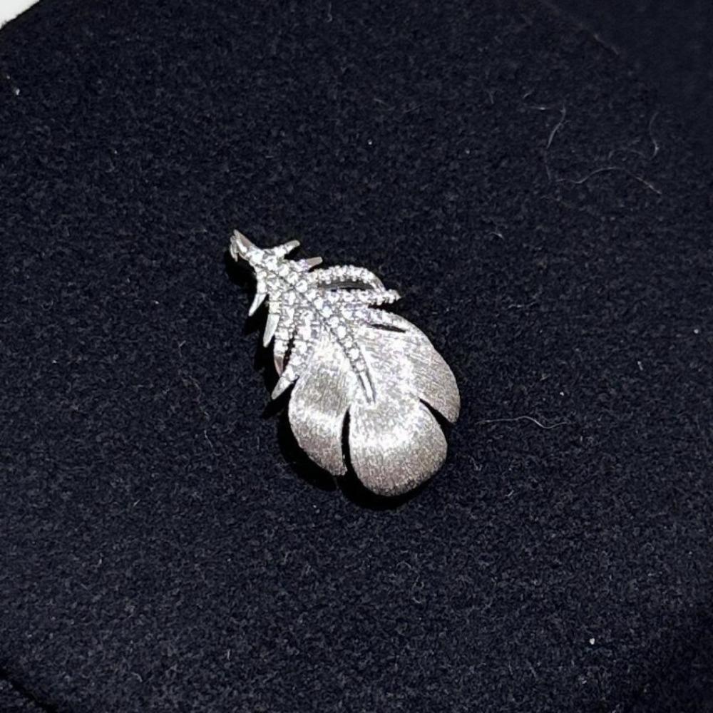 

Zinc Zinc Alloy Zircon Feather Brooch Copper Gold Brooch Temperament Metal Clothes Pin Gift серебряный