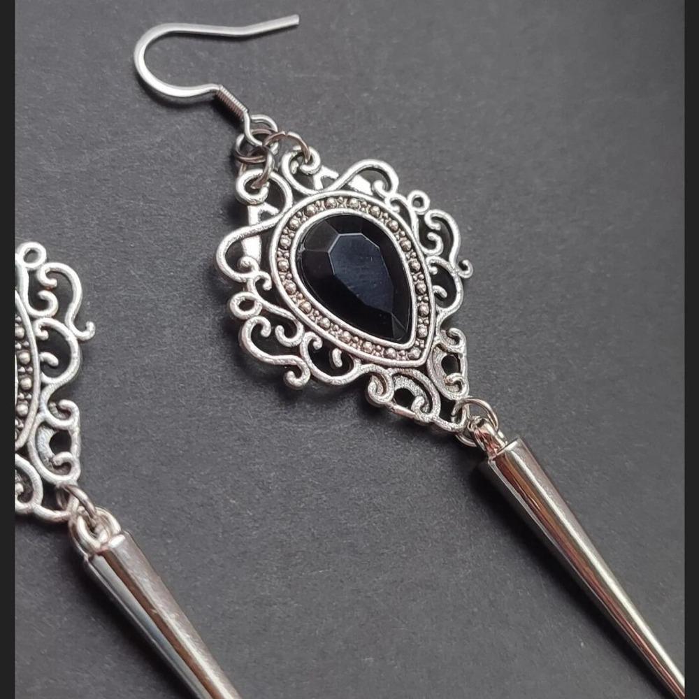 Teardrop-shap Baroque Hollowed-out Lacework Red Rhinestone Long Rivet Dangle Earrings for Women Halloween Vampire Bride Jewelry