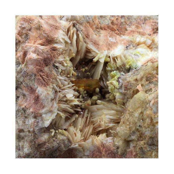 Pierres et Minéraux. Wulfenite + Baryte. 337.3 ct. Lantignié, France. Rare.