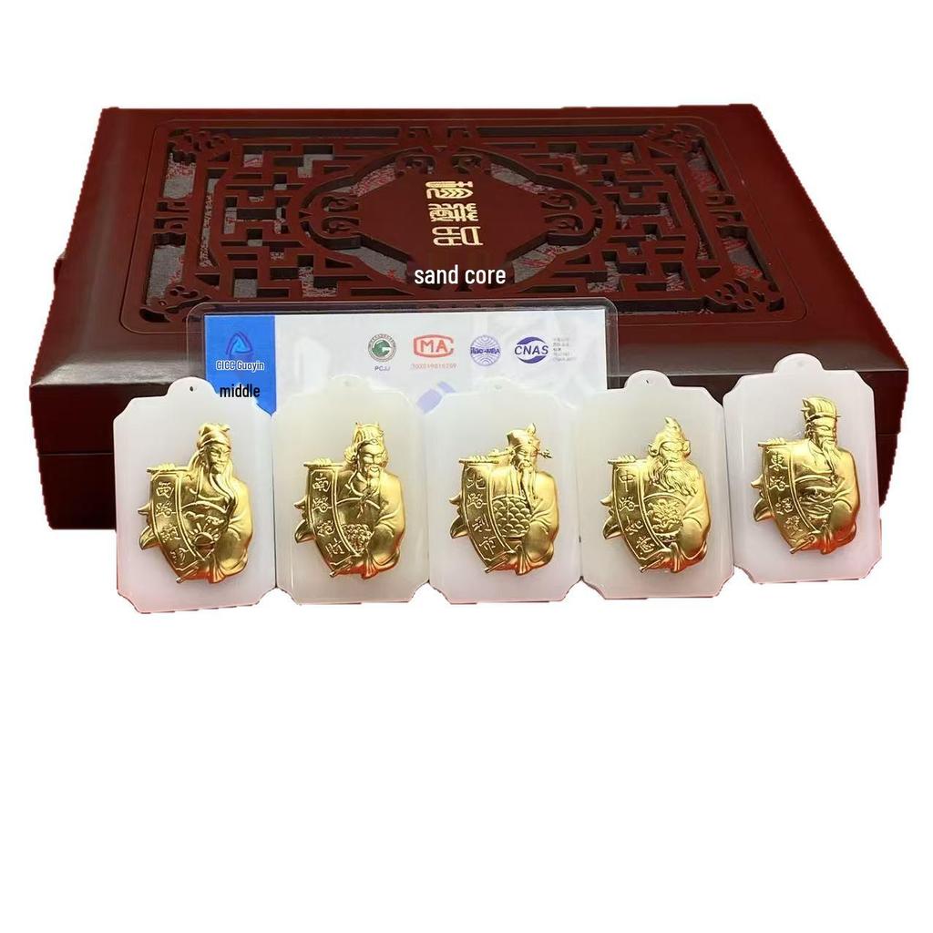 Fem Lyckogudar Guldinlagd Vit Jade Hänge och Jubileumsmynt Set