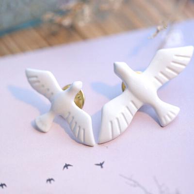 Retro Simple White Pigeon Brooch Exquisite Little Animal Collar AVE