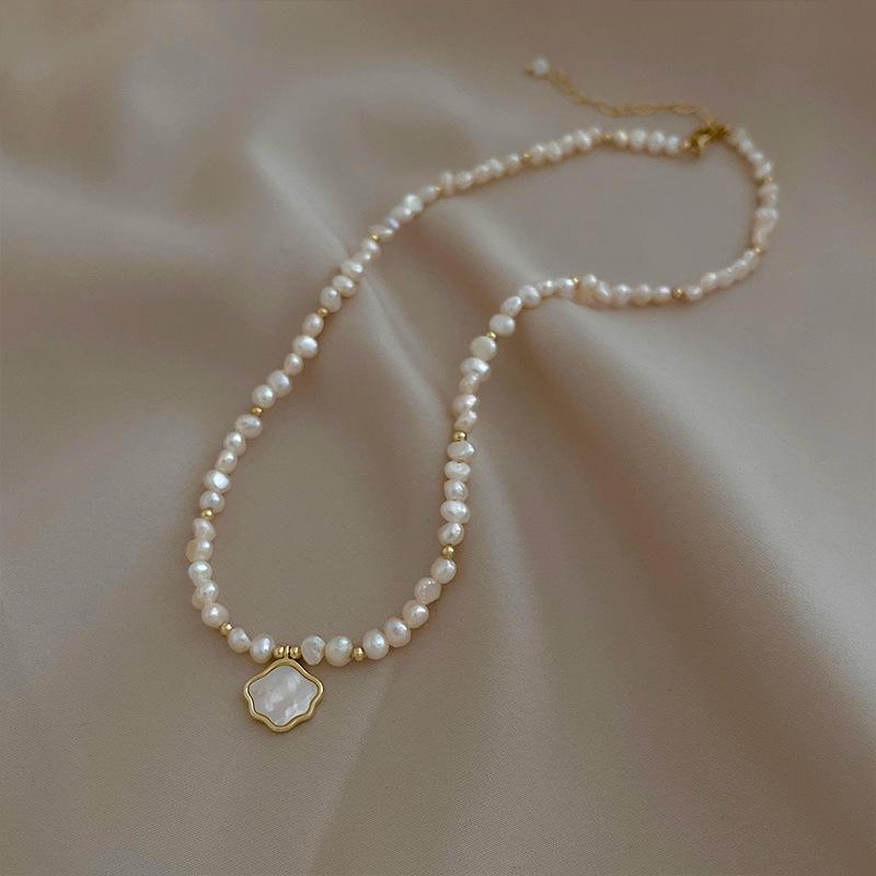 Baroque freshwater pearl necklace, elegant and stylish, a minimalist design featuring freshwater shell and cloud-shaped pearls