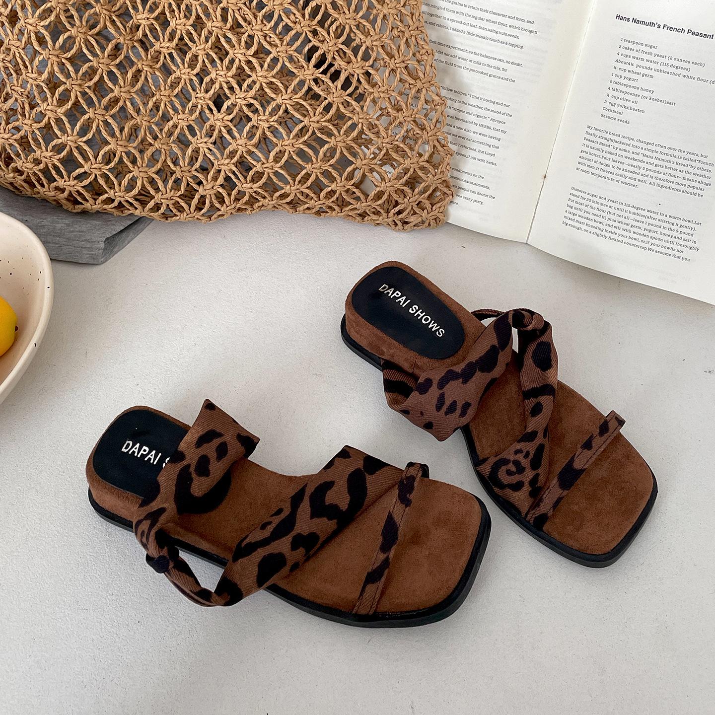 

Internet celebrity black high-end thick bottom wedge heel one-word women s outer wear 2025 new heightening square head French cool slippers 40 цветной печати леопарда