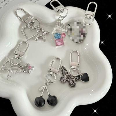 Portachiavi Ciondolo a Forma di Ciliegia Nera Fredda Diamante Caramella Cuore Personalità Tendenza Cool Studente Accessori Zaino Scolastico
