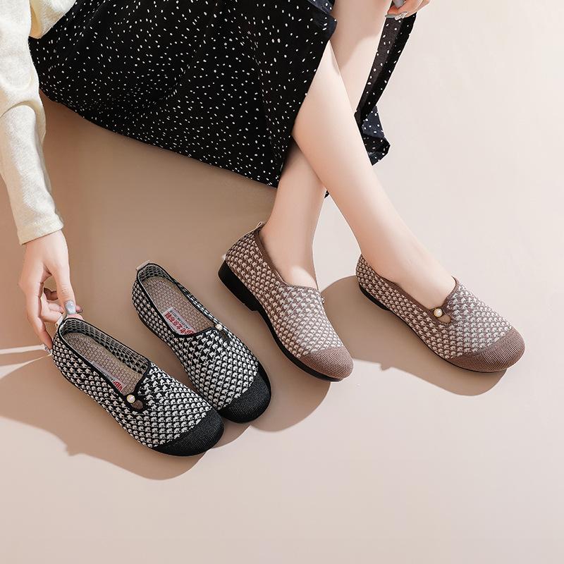 Novos sapatos femininos de verão de salto baixo com sola macia, sapatos casuais preguiçosos, sapatos de tecido para mãe, respiráveis, de bico raso