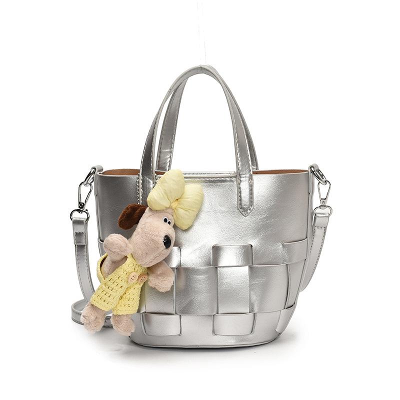 Spring and summer casual simple small fresh personalized woven design sense portable bucket bag fashionable versatile commuter messenger bag