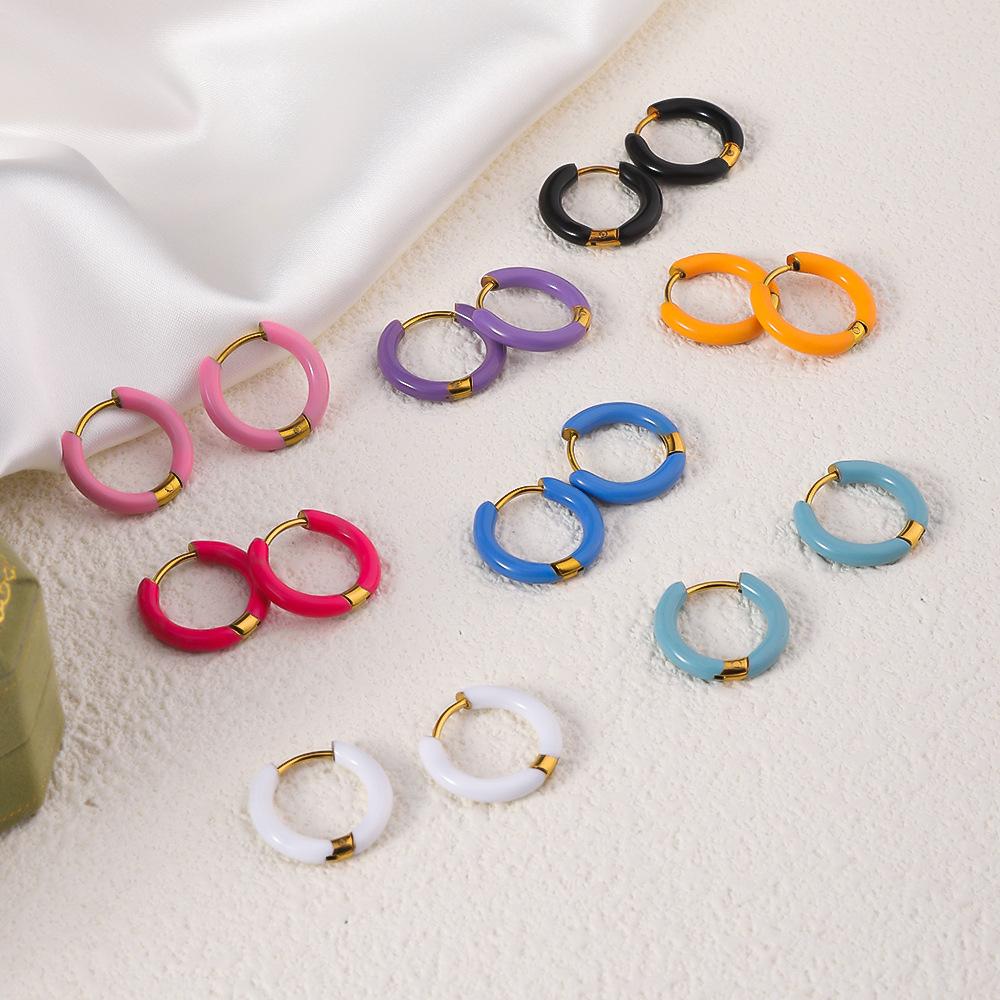 CARLIDANA INS Orecchini a Cerchio Minimalisti Colorati Smaltati Acciaio Inossidabile Multicolori Gocciolanti Orecchini Huggie per Ragazze