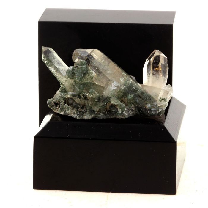 Pierres et Minéraux. Quartz + Chlorite + Rutile. 75.0 ct. Les Deux Alpes, Oisans, France.