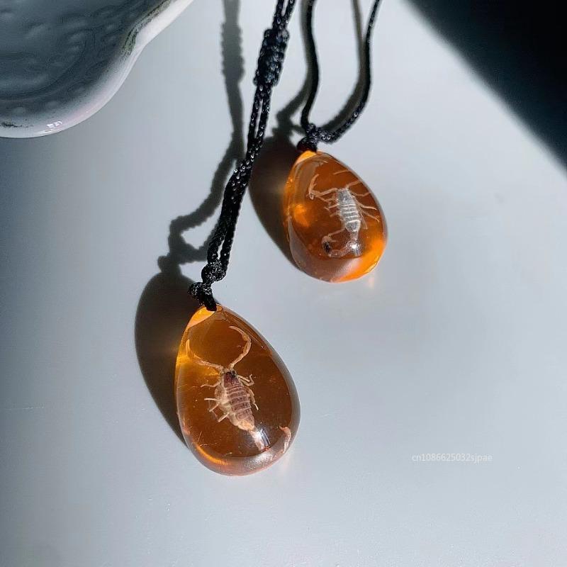 Retro Amber Pendant Necklace Fashion Insect Golden Scorpion Amber Drop Pendant Necklace Men's and Women's Necklace Accessories