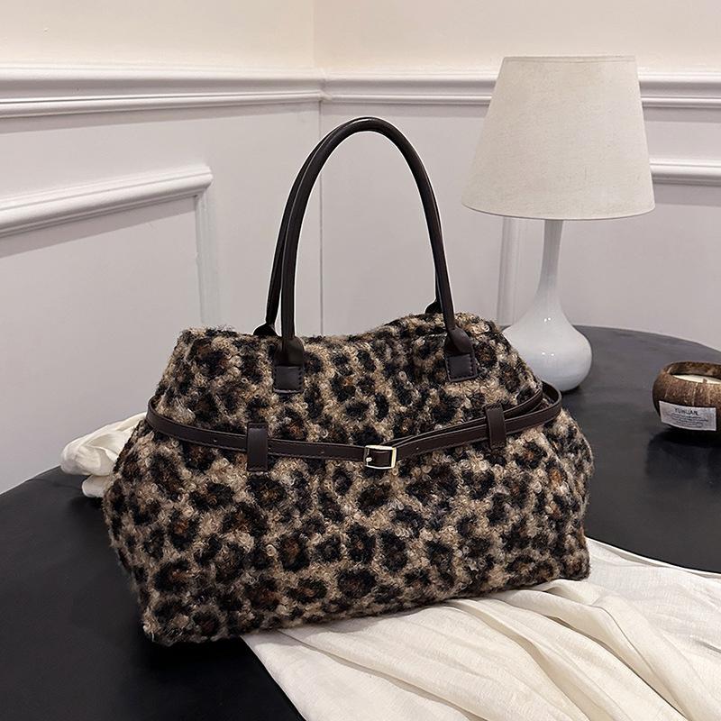 

Yogodlns Women Leopard Plush Shoulder Bag Fuzzy Top Handle Bag Buckle Belt Design Fashion Tote Bag Casual Commuting Bag for Autumn Winter 37x15x21cm коричневий