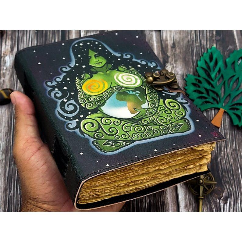 

Кожаный блокнот ручной работы Богиня-мать для мужчин и женщин, дорожный скетчбук, чистая книга с бумагой ручной работы с состаренным краем и замком 7 x 5 in