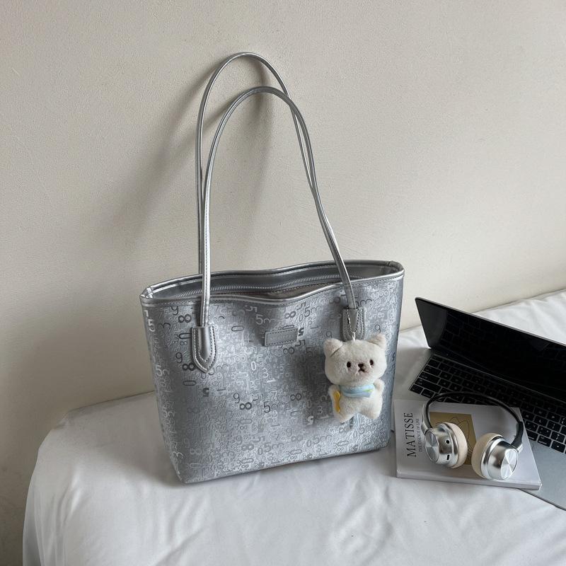 

Популярная в этом году женская сумка большой вместимости 2025 лето новая простая в иностранном стиле портативная на плечо сумка-тоут для поездок серебряный