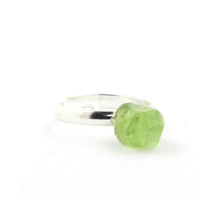 Pierres et Minéraux. Bague Peridot brut plaqué argent. 11.88 ct. Taille réglable.