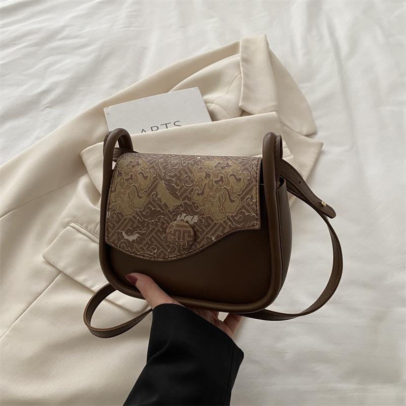 

Супер огонь маленькая сумка женская 2025 новая трендовая европейская и американская простая атмосфера сумка через плечо текстура деловая маленькая квадратная сумка ниша кофейный