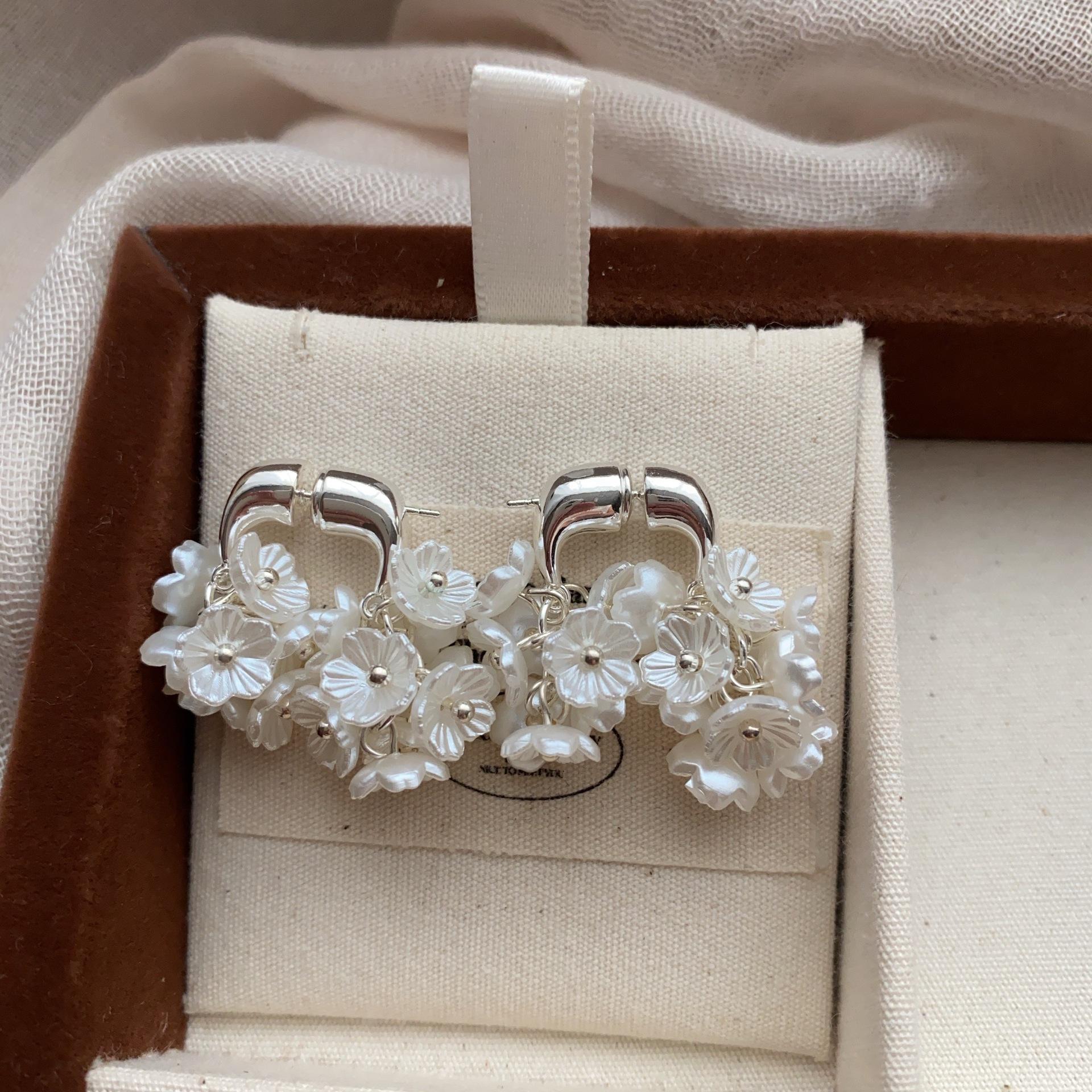 A multi-wear white flower tassel earrings, stud earrings, super fairy high-end earrings, small fresh, sweet and cute lady