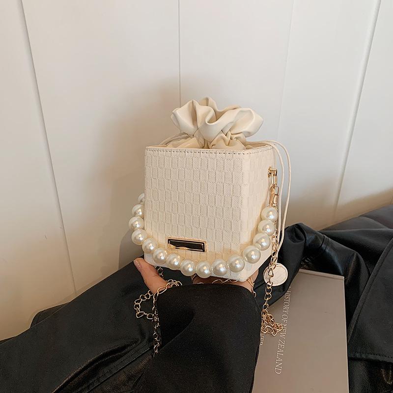 

Маленькая сумка в иностранном стиле, популярная в 2025 году, новый модный дизайн, универсальная сумка-мессенджер на жемчужной цепочке, на плечо, сумка-ведро для поездок на работу белый