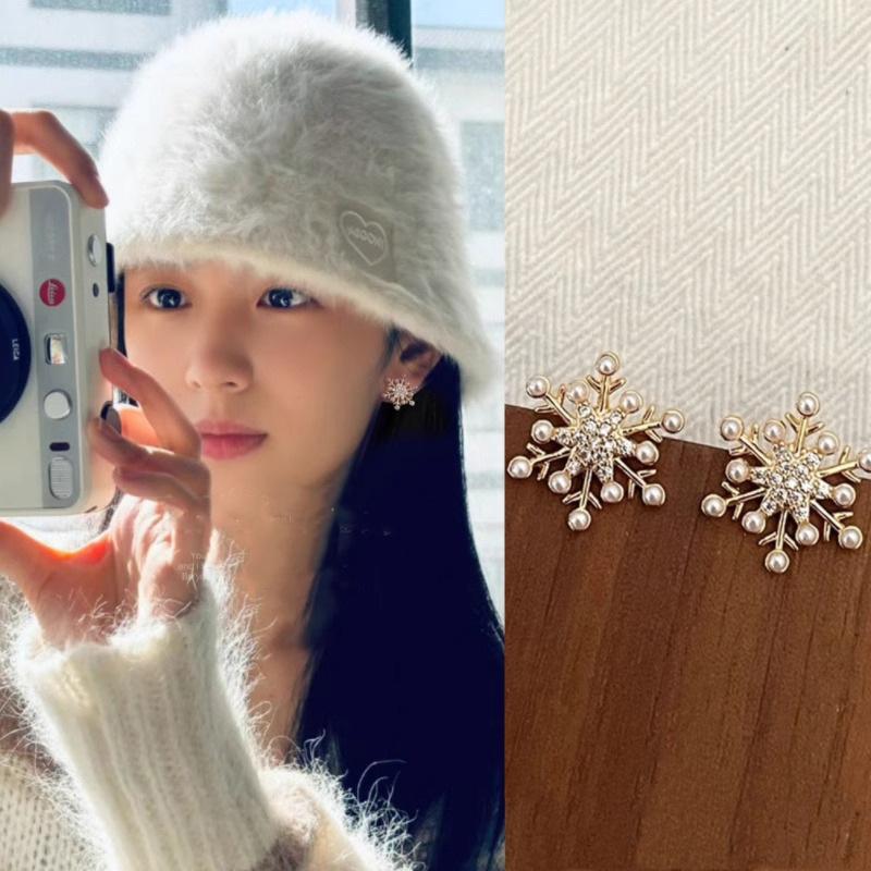 

14K Real Gold Electric Pearl Snowflake Stud Earrings, Simple and Versatile Light Luxury Earrings, Personalized Temperament Earrings, Niche