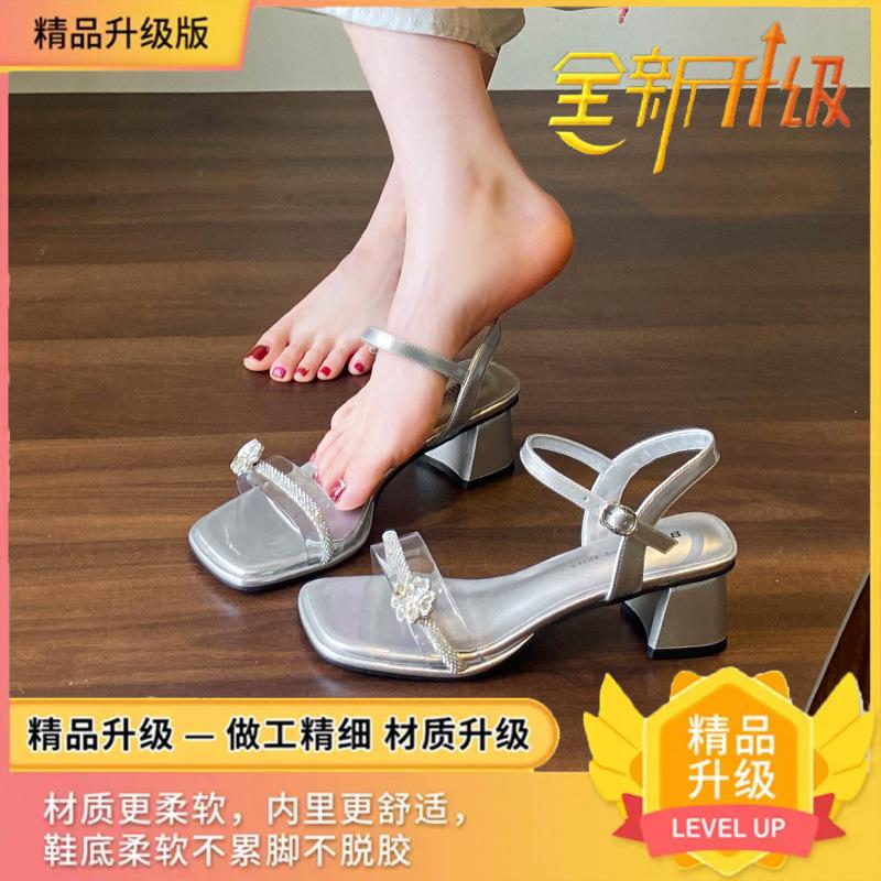 

Французские серебристые однословные сандалии женские 2025 лето новые толстый каблук средний каблук фея стразы с открытым носком римские сандалии 33