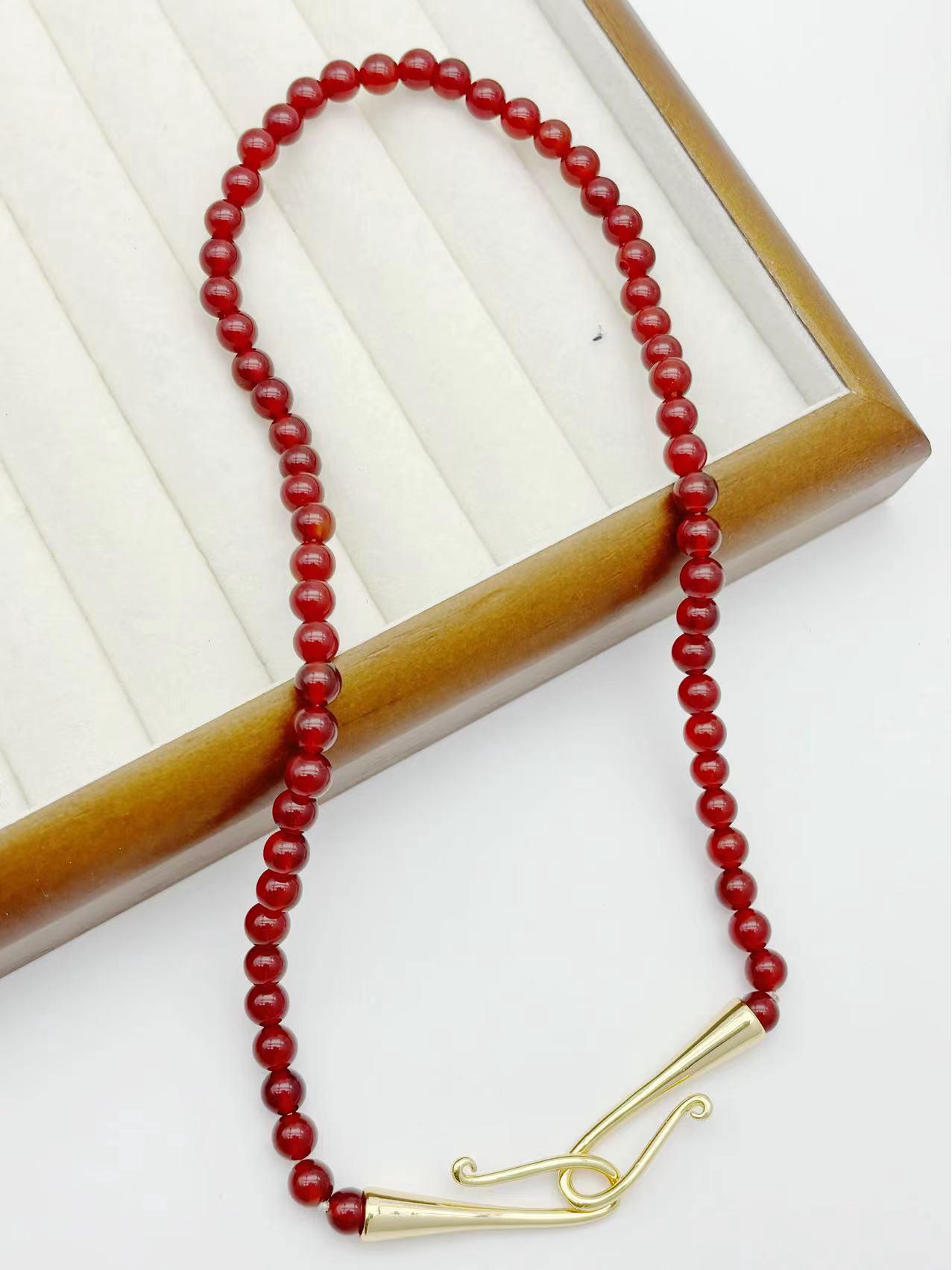 

Ожерелье из лазурита и красного агата: Элегантный нишевый дизайн для разносторонних женщин