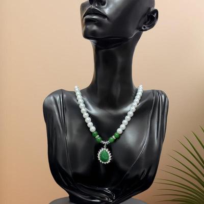 Freshwater Pearl Necklace Gift Set: Fashionable Clavicle Chain with Pendant for Mother's Day