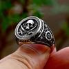 Vintage Einzigartiger Doppelmesserkopf Piratenkopf Ring Gothic Edelstahl Schädelring für Männer Jungen Amulett Schmuck Geschenk