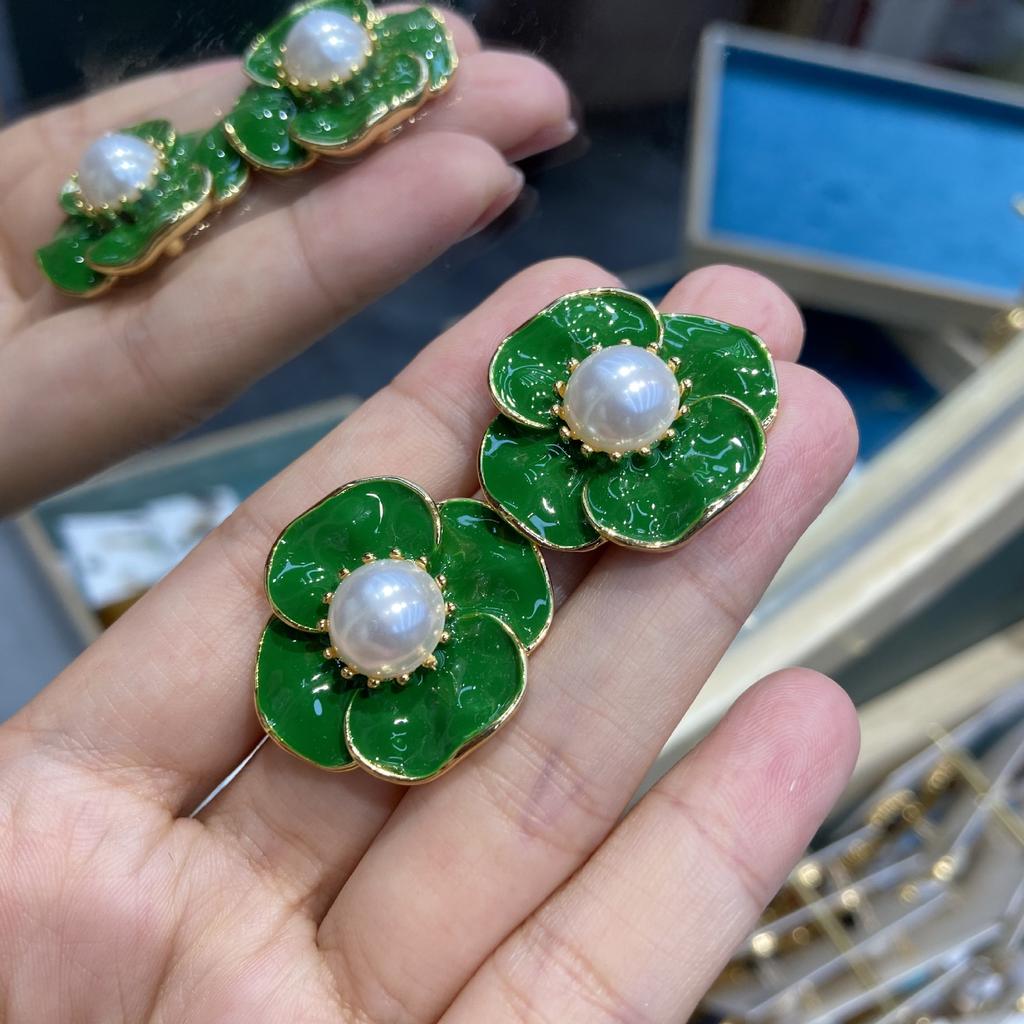 Temperament Sweet Retro Camellia Stud Earrings Women'S French Light Luxury Fashion Earrings Green Dripping Flower Earrings