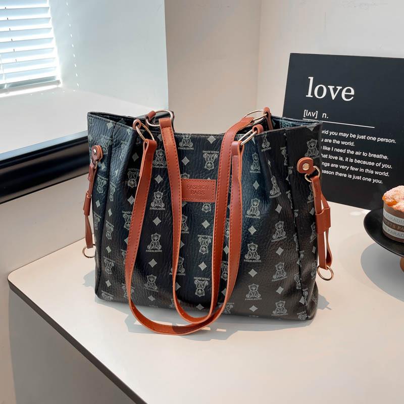 

New trendy and fashionable commuter shoulder armpit bag women s casual versatile texture portable large-capacity tote bag чорний