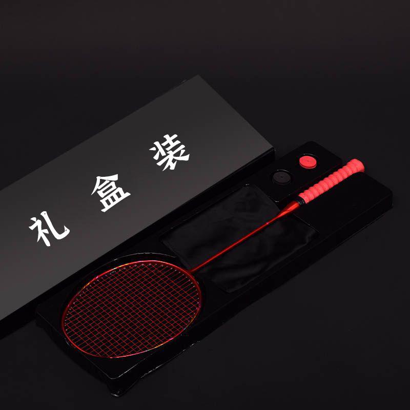 Pacco regalo: Racchetta da Badminton Monopezzo 8U in Full Carbon - Design Offensivo Leggero con Assorbimento degli Urti