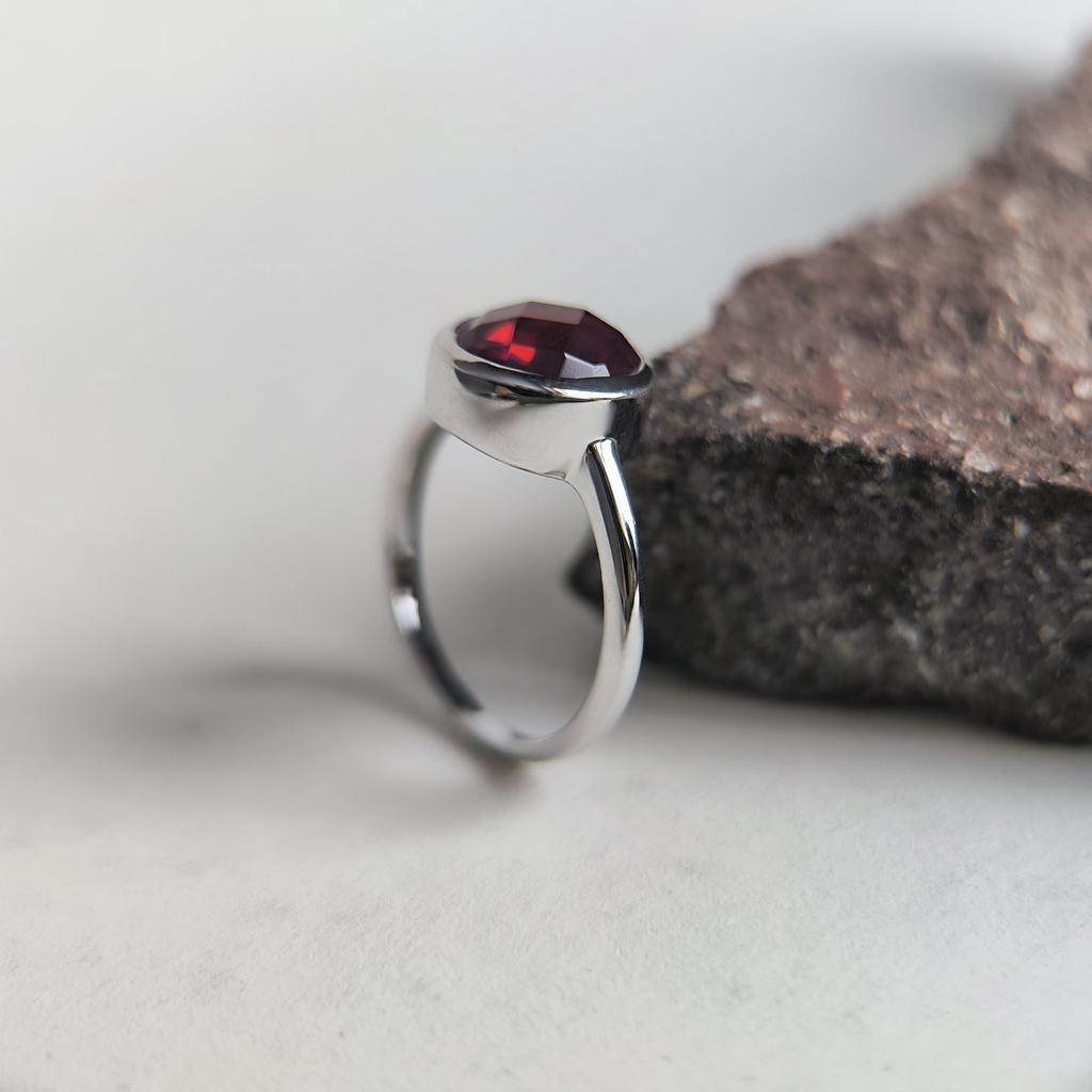 Серебряное кольцо с искусственным гранатом nano 2.165ct, вес изделия 3,19 гр (60002420)