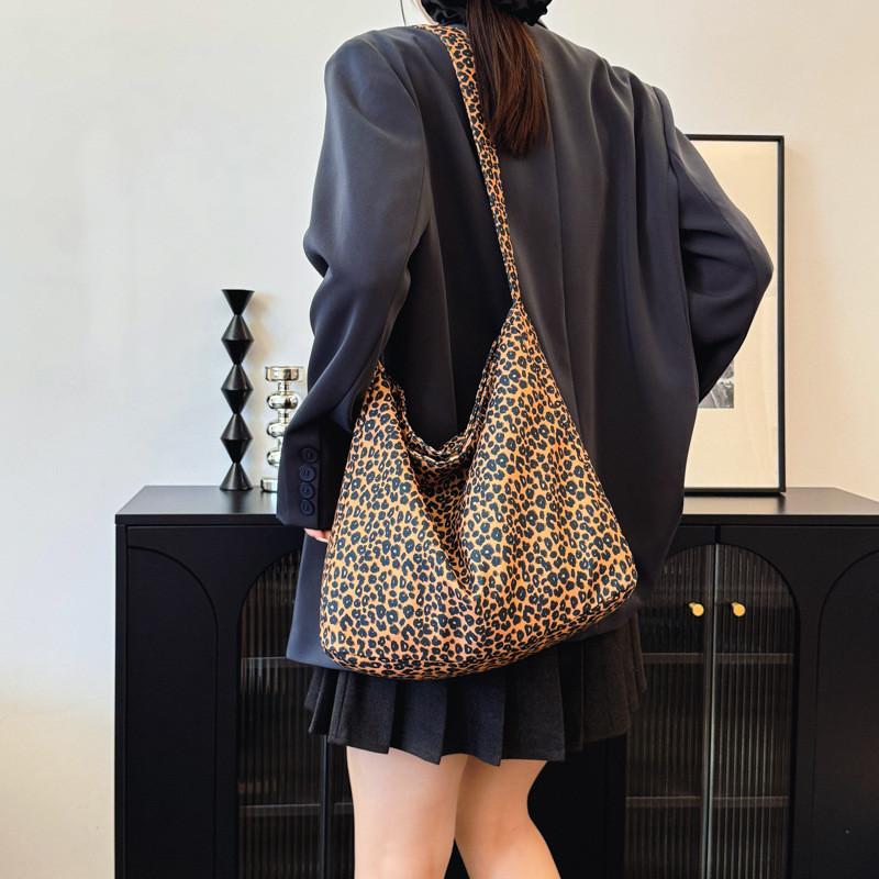 Chic Canvas Tote Bag For Women With Beautiful Aesthetic And Spacious Design