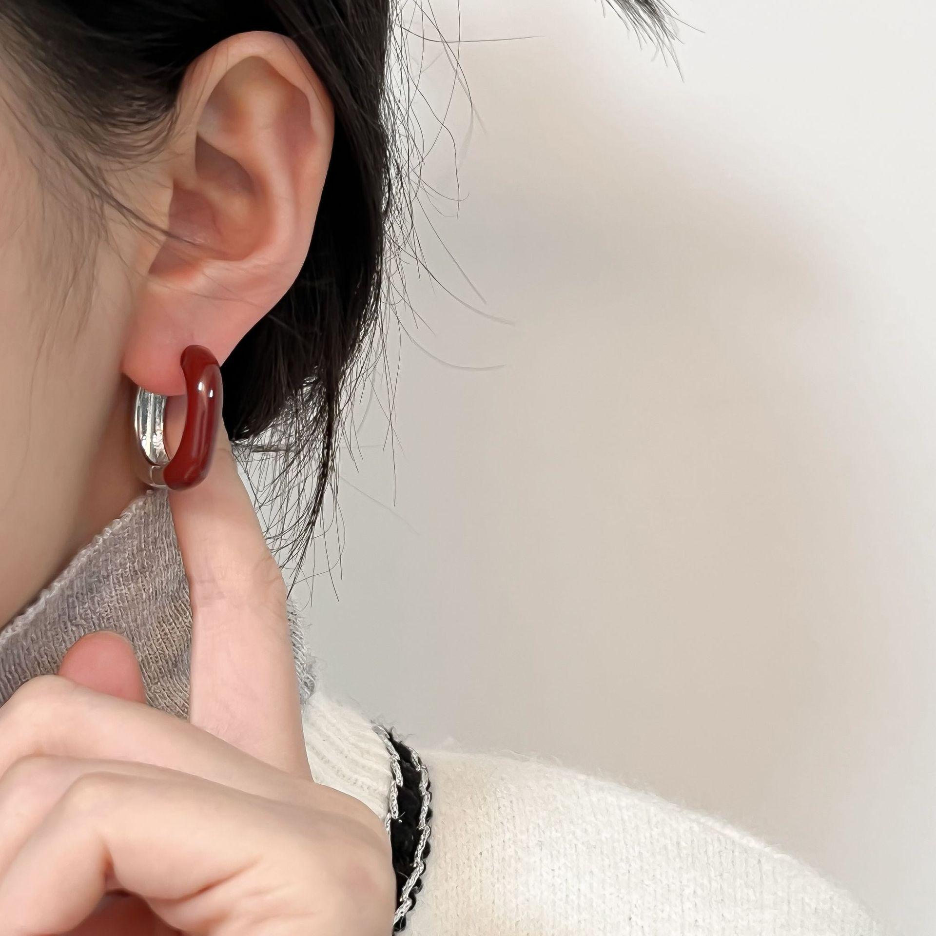 

Минималистичные эмалевые серьги-кольца квадратной формы цвета винного красного Maillard - Нишевый дизайн и универсальные украшения для женщин