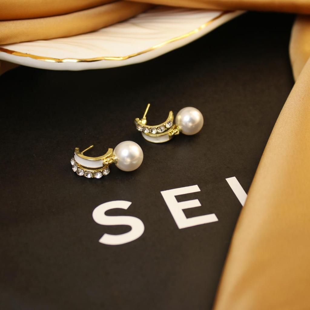 Korean-Style Rhinestone Pearl Stud Earrings: Elegant & Versatile Lightweight Luxury Accessory