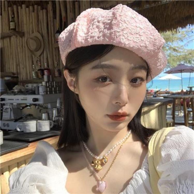 

Милая и симпатичная белая летняя шляпа художника с тонкими складками one size