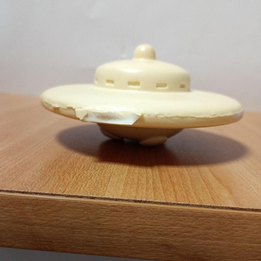 [USED] X Alien Flying Saucer Figure