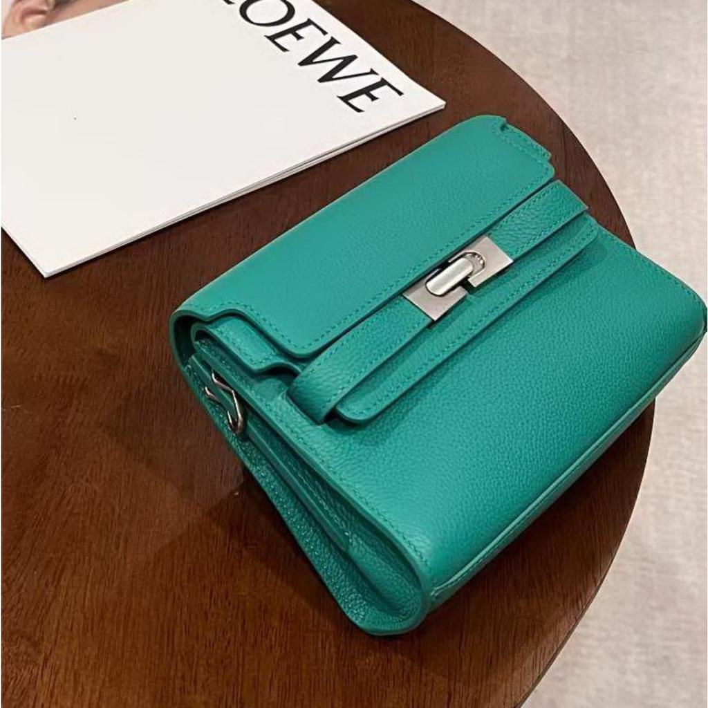 2026 new exquisite and trendy women's oblique span small square bag, first-layer cowhide handbag, genuine leather handbag, and lower bag.