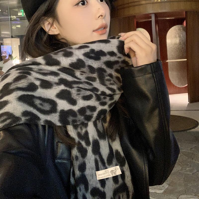 Women's Sweet Cool Retro Leopard Print Fringe Scarf Thickened Shawl for Autumn and Winter Y2K Style