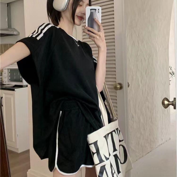 Trendy Striped Summer Suit: Stylish 2-Piece Shorts Set for Women