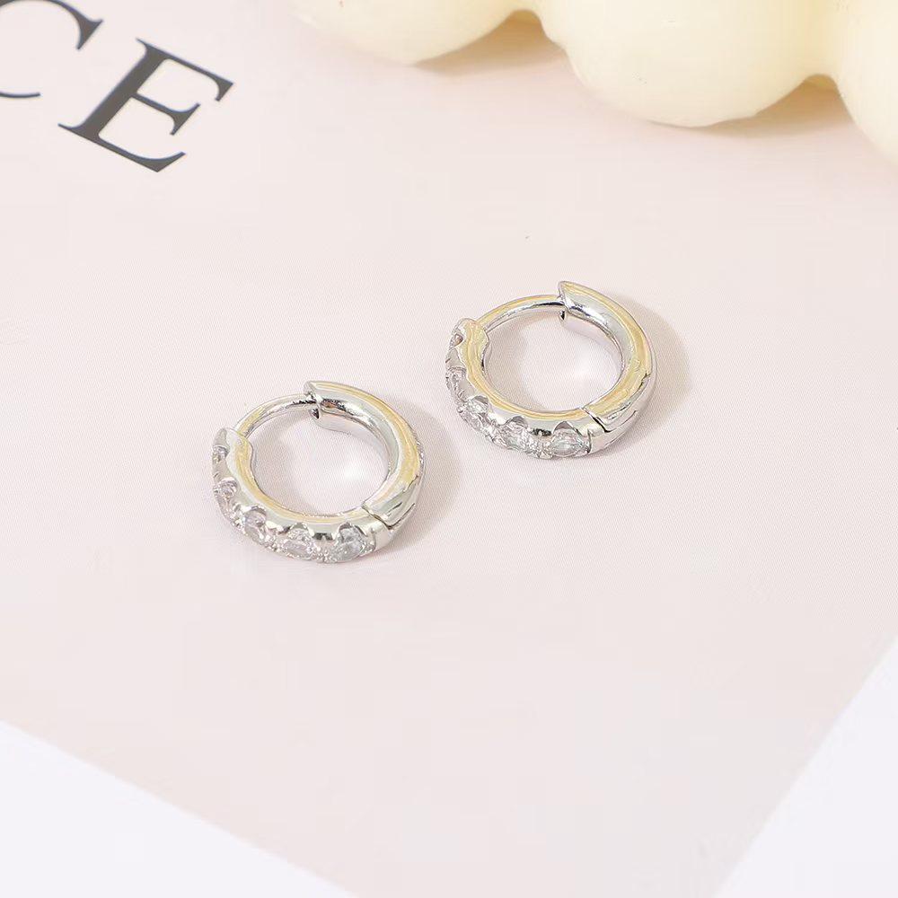 Retro Chic European & American Ear Cuffs: Women's Elegant Simple Stud Earrings