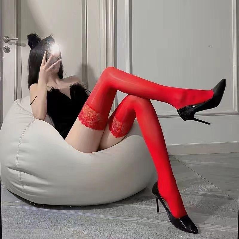 Szexi Selymesen Sima és Fényes Harisnya Piros Csipkeszegéllyel Fényes Lóolajos Szilikon Harisnya Csúszásgátló Lóolajos Selyemharisnya