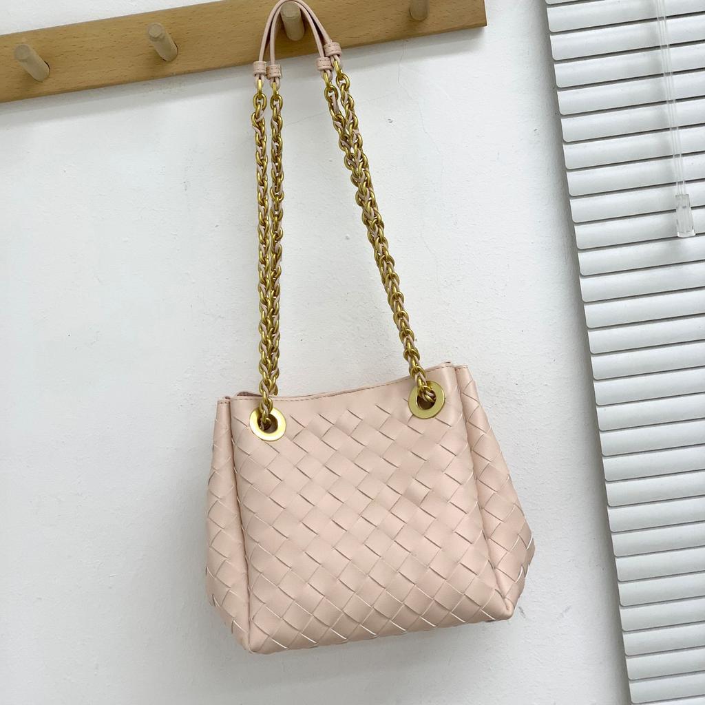 2025 New women's chain parachute bag handmade leather woven bag versatile commuter shoulder messenger bag tide