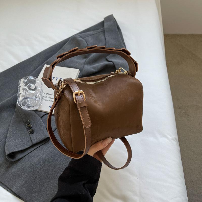 

Популярная в этом году сумка Boston 2025 новая на плечо, сумка-мессенджер, женская универсальная нишевая дизайнерская портативная сумка-подушка default темно-коричневого