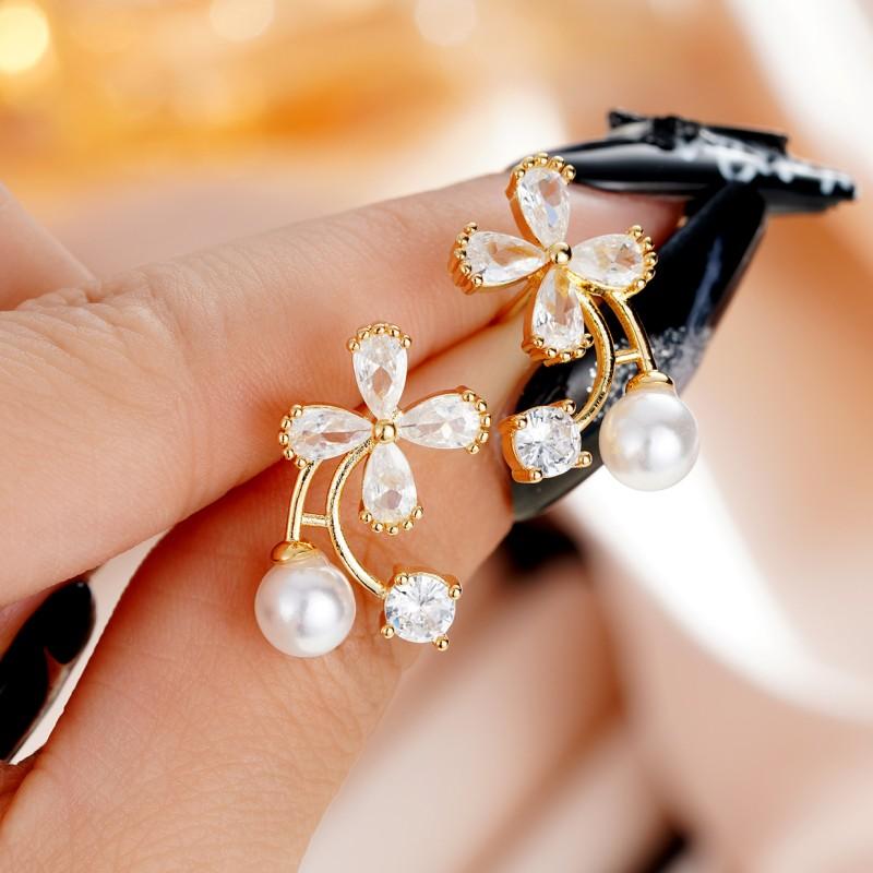Orecchini Huitan Estetici con Fiori di Cristallo e Zirconi Cubici per Donne Temperamento Dolce Orecchini di Perle Imitazione Gioielli alla Moda