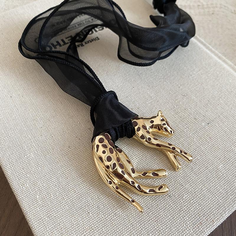 

Maillard Dripping Oil Leopard Pendant Scarf Necklace for Women Retro Fabric Detachable Animal Clavicle Chain Design Zircon Gift