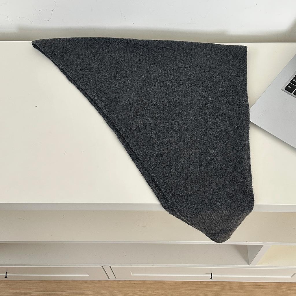 A Wool-Blend Flat Woven Triangular Scarf For Women Suitable For All Seasons For Decoration Pography And Travel Paired With A Small Headscarf