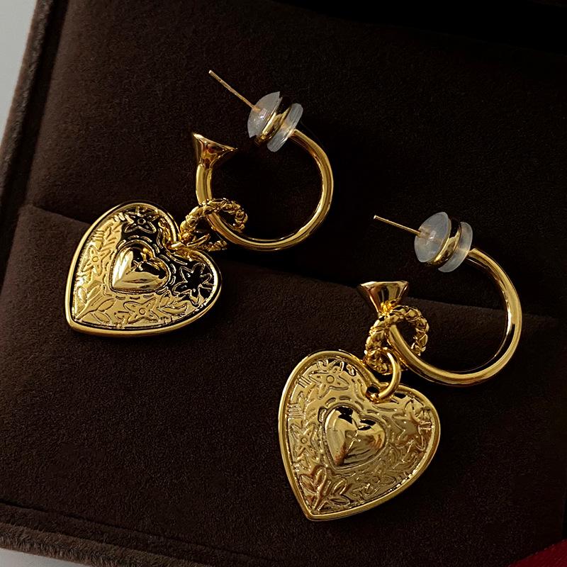 

Серьги Любви B: Роскошные нишевые серьги-иглы из серебра, выполненные в новых осенне-зимних европейских и американских стилях с легким люксовым ароматом.