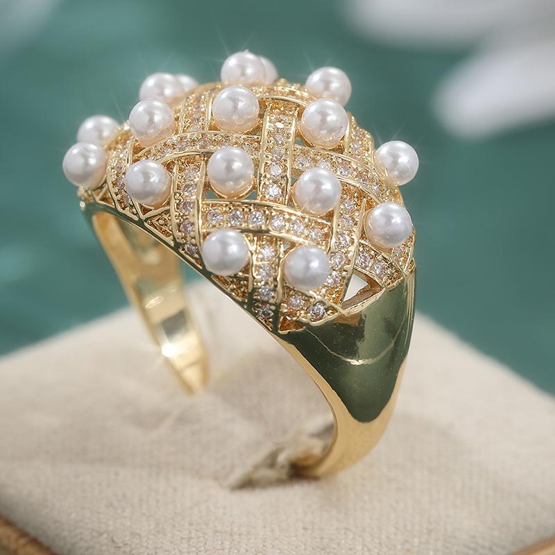Sparkling Light Luxury Imitation Pearl Golden Plated Ring Women Fashion Elegant Temperament Banquet Wedding Jewelry Accessories
