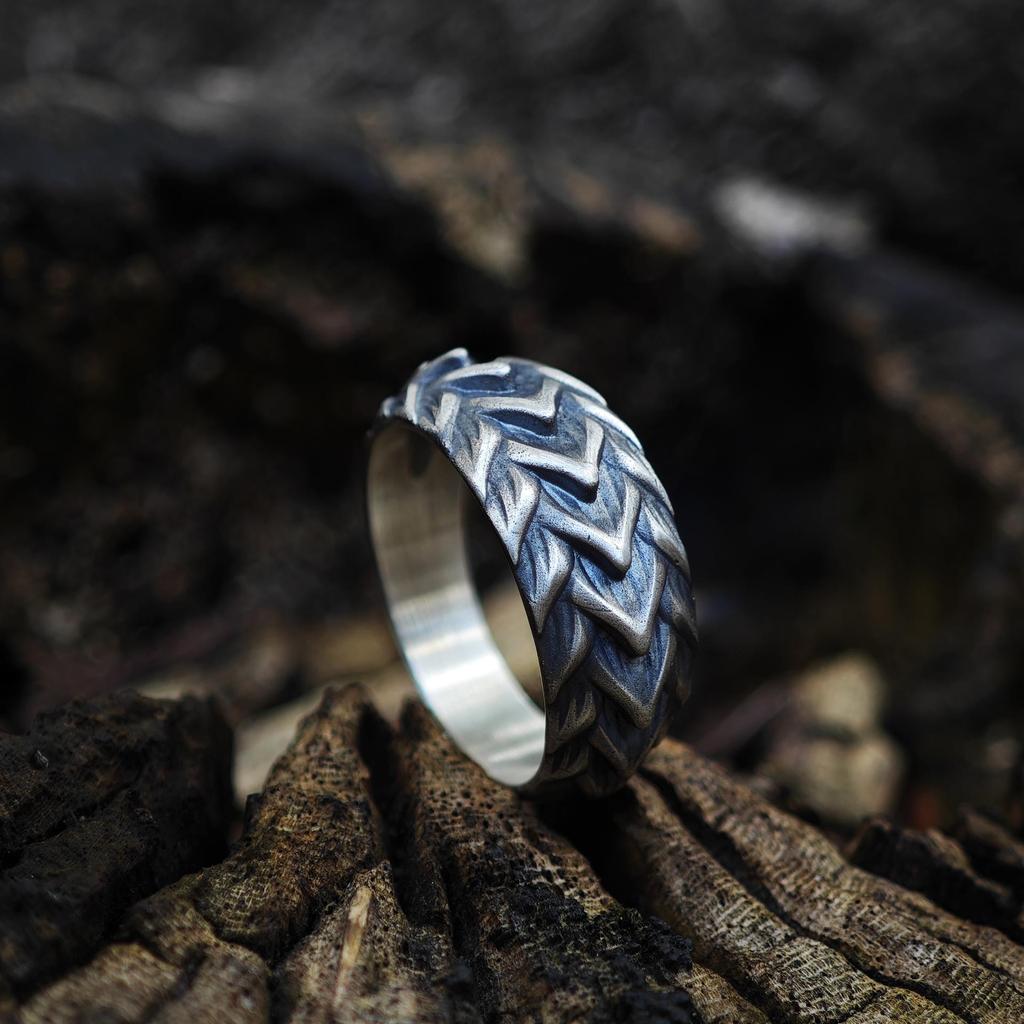 Yin Taifei Retro DUALFLOW Red Lotus Dragon Scale Armor Ring In Weathered Thai Silver
