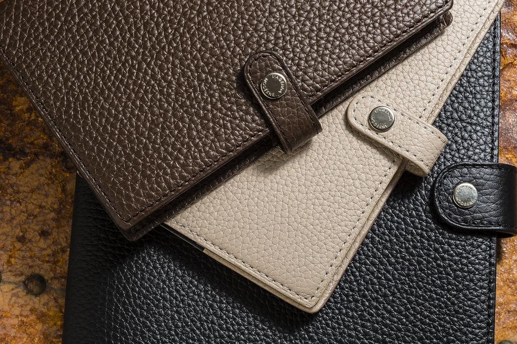 Quo Vadis Anteckningsbok Äkta Läderfodral Taurillon 16x16cm Marin qv16x1620ma (Nötskinn)